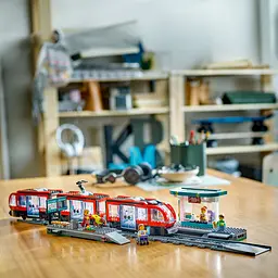 Конструктор LEGO City Трамвай і вокзал у центрі міста 811 деталей (60423) - мініатюра 4