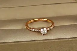 Кільце Xuping Jewelry тонке з камінням з боків р 18 золотисте