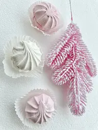 Гілка хвойна лита Hvoya Lux Marshmallow Pink рожева засніжена 33 см 150 шт. - мініатюра 6