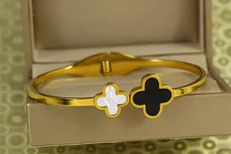 Браслет бенгл Xuping Jewelry жорсткий Black and White Clover 60 мм на руку від 17 до 19 см лимонний