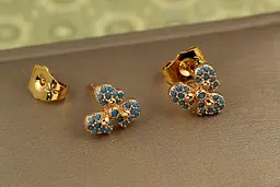 Сережки гвоздики Xuping Jewelry незабудка із блакитними каменями 9 мм золотисті