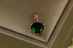 Кулон Xuping Jewelry зелений камінь на шість кріплень 8 мм золотистий