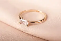 Каблучка з жовтого золота з білим багетом 18 K-0150 - мініатюра 4