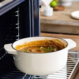 Каструля KitchenAid Cast Iron чавунна з кришкою 22 см 3.3 л мигдальний крем (CC006056-001) - мініатюра 7