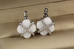 Сережки Xuping Jewelry конюшина з камінням навхрест із білою керамікою 1.3 см сріблясті