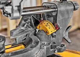Пила торцювальна акумуляторна DeWalt с АКБ та ЗП DCS781X2 - мініатюра 13