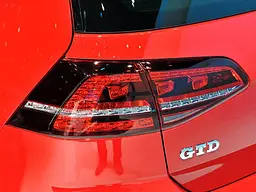 Емблема напис GTD для Volkswagen червона з сріблястою окантовкою 84х23 мм метал (на скотчі) - мініатюра 3