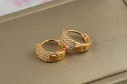 Серьги Xuping Jewelry колечки с тремя дорожками из камней 1 см золотистые - миниатюра 2