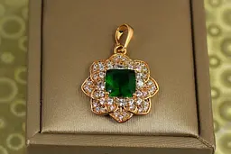 Кулон Xuping Jewelry Персія з зеленим каменем 2,3 см золотистий