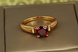 Кільце Xuping Jewelry червоний фіаніт на високих ніжках р 18 золотисте