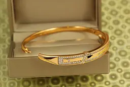 Браслет бенгл Xuping Jewelry Лінії світла 60 мм на руку від 17 до 19 см золотистий - мініатюра 2