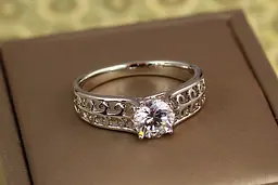 Кільце Xuping Jewelry Ліана з білим каменем р 20 сріблясте