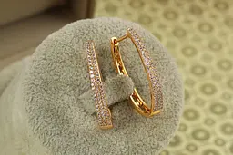 Сережки Xuping Jewelry овальні кільця з дрібними камінчиками 2,9 см золотисті - мініатюра 4