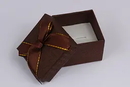 Подарункова коробочка коричнева для кільця або сережок квадратна 4,5*4,5*3 - мініатюра 2