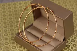 Сережки кільця Хuping Jewelry плоскі з малюнком 6,5 см золотисті - мініатюра 2