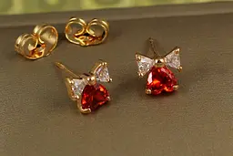 Сережки гвоздики Xuping Jewelry серце з бантиком із червоним каменем 7 мм золотисті