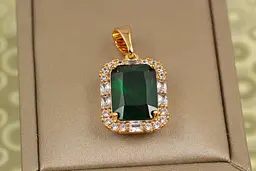 Кулон Xuping Jewelry прямокутник з зеленим каменем в обідку із крупних фіанітов 2 см золотистий