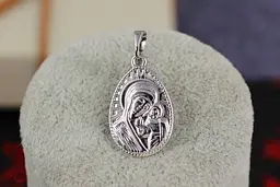 Ладанка Xuping Jewelry овальна Марія з немовлям в променях 2 см срібляста