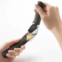 Прес для часнику Oxo Good Grips чорний (11107400) - мініатюра 3