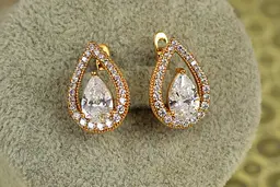 Сережки Xuping Jewelry Капля з білим каменем в окантовці 1,8 см золотисті - мініатюра 2