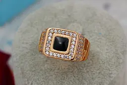 Печатка Xuping Jewelry чорна піраміда з камінням біля підніжжя р 23 золотиста