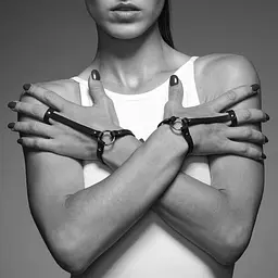 Пара браслетів на зап'ястя і палець Bijoux Indiscrets MA Hand Bracelet Harness Black екошкіра One size - мініатюра 3
