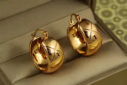 Сережки кільця Хuping Jewelry широкі гравіювання ромб 2,5 см золотисті - мініатюра 3