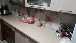Кухонний фартух самоклеючий Орхідеї та краплі роси 02 наклейка ПВХ бежевий 60х300 см Happy Pocket Z180306 - мініатюра 6