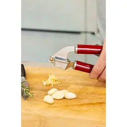 Прес для часнику KitchenAid Coreline червоний (KAG132OHERE) - мініатюра 9