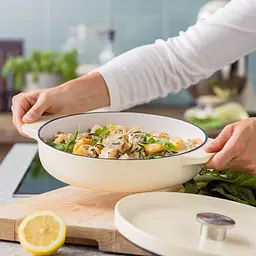 Сотейник KitchenAid чавунний з кришкою 26 см 2.77 л мигдальний крем (CC009010-001) - мініатюра 6