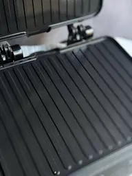Прижимний контактний електричний гриль Grunhelm G2201 домашній з антипригарним покриттям 2200Вт Чорний - мініатюра 2