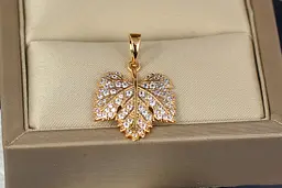 Кулон Xuping Jewelry Кленовий листочок 2,2 мм золотистий