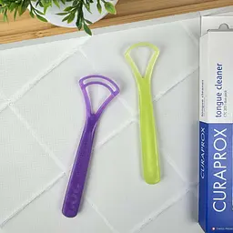 Набір скребків для язика Curaprox (фіолетовий та салатовий), 2 шт
