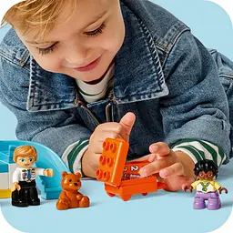 Конструктор LEGO DUPLO Town Уперше в аеропорту 23 деталі (10443) - мініатюра 12