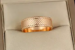 Обручка Xuping Jewelry гранчаста американка 7 мм р 20 золотиста