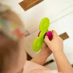 Набір прорізувачів-спіннерів із присосками Fat Brain Toys Whirly Squigz, 3 шт. (F210ML) - мініатюра 5