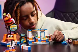 Конструктор LEGO Fortnite Durrr Burger ресторан 546 деталей (77076) - мініатюра 17
