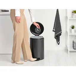 Бак для сміття Brabantia NewIcon Pedal Bin 20 л із педаллю графітовий (233500) - мініатюра 3