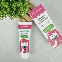 Дитяча зубна паста Nordics Kids Bubble Gum, 50 мл, 26 років, з гідроксиапатитом та кальцієм, без фтору, зі смаком жувальної (3800500324456) - мініатюра 3