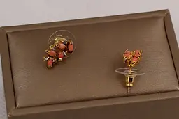 Сережки No Name гвоздики Стежка корал 1,5 см золотисті - мініатюра 3
