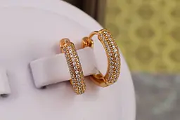 Сережки кільця Хuping Jewelry опуклі з камінцями ззаду гладкі 1.6 см золотисті - мініатюра 2