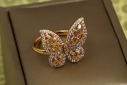 Кільце Xuping Jewelry великий метелик крила з камінням кольору шампанського р 18 золотисте - мініатюра 2