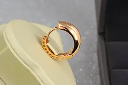 Сережки Xuping Jewelry дві половинки одна гладка друга з різьбленими сердечками 2.2 см золотисті - мініатюра 3