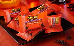 Шоколадні цукерки Reese's Peanut Butter Milk Chocolate Vanilla Crème Werewolf Tracks Cup 265 г - мініатюра 7