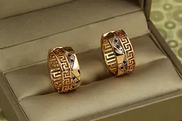 Сережки кільця Хuping Jewelry широкі колечки з грецьким малюнком і синіми каменями 2 см золотисті