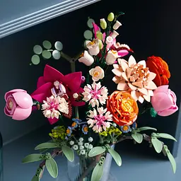 Конструктор LEGO Botanicals Милий рожевий букет квітів 749 деталей (10342) - мініатюра 9