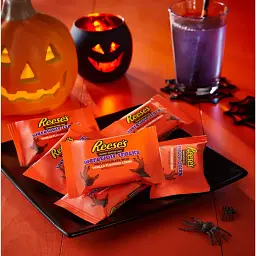 Шоколадні цукерки Reese's Peanut Butter Milk Chocolate Vanilla Crème Werewolf Tracks Cup 265 г - мініатюра 2