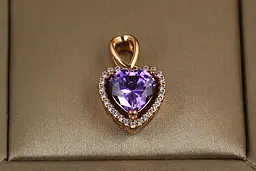 Кулон Xuping Jewelry фіолетове серце в обідку з дрібних фіанітів для тонкого ланцюга 1.2 см золотистий