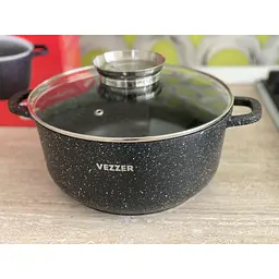Каструля Vezzer з кришкою та силіконовими накладками на ручки 24 см 4.5 л чорна (VZ8006) - мініатюра 5