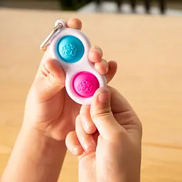 Сенсорний антистрес-брелок Fat Brain Toys Simpl Dimpl Кнопки 1 шт. колір в асортименті (F2111ML) - мініатюра 5